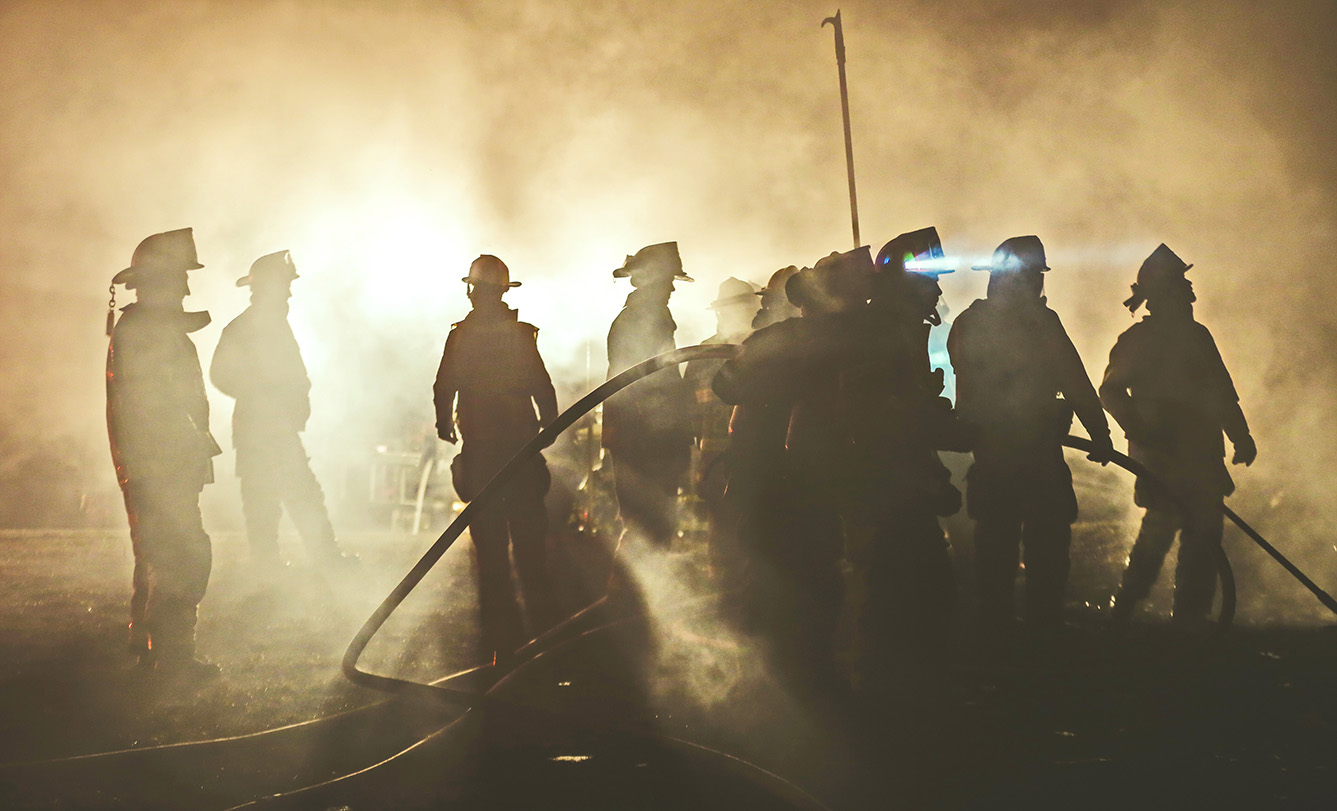 bomberos en la sombra.jpg