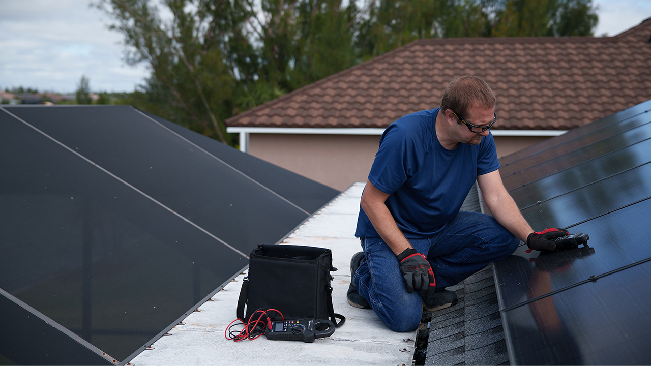 Solucione problemas más rápido y mejore la inspección e instalación de paneles solares con los kits fotovoltaicos de FLIR